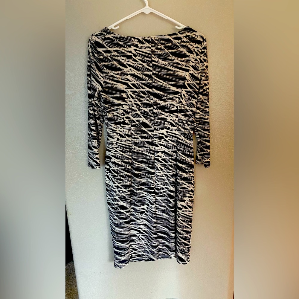 Anne Klein. Size 6  black and white very slimming pattern